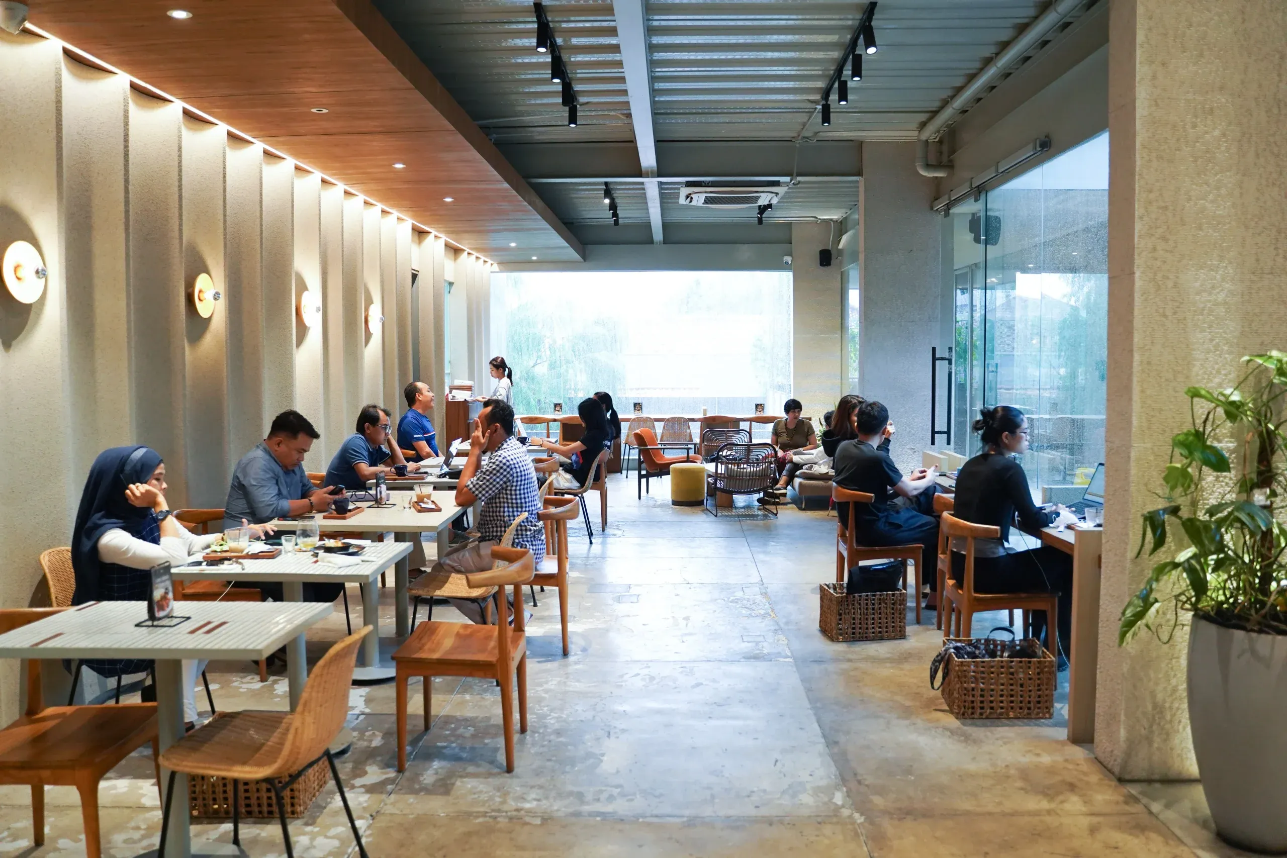 Interior Cafe Artisan yang Terang